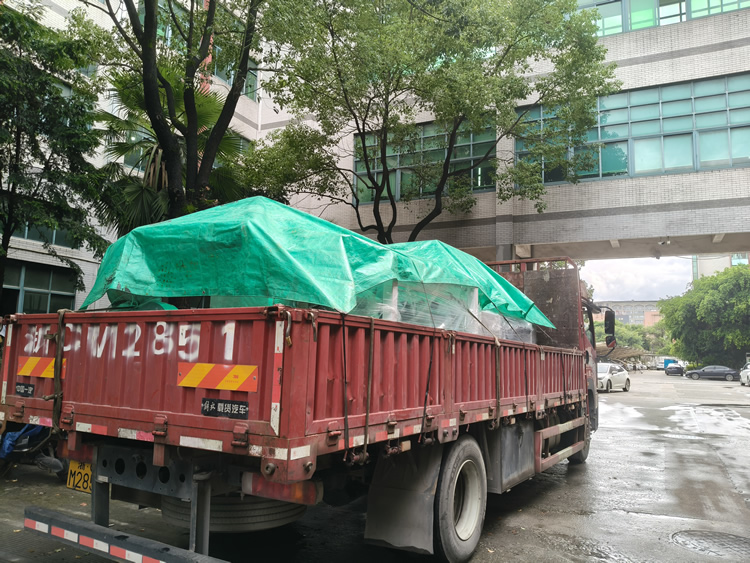 鋁箔壓紋分切機(jī)發(fā)貨中